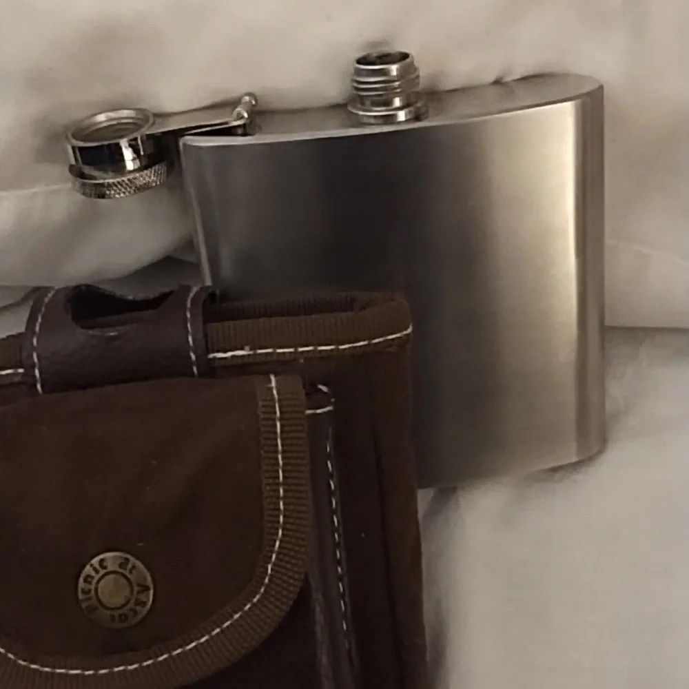 NWT Picnic at Ascot flask with playing cards - Picture 5 of 6